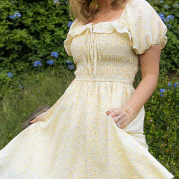Ivy City Co Dresses & Skirts - Ivy City Co XS butter yellow and baby blue Floral Smocked Midi Dress Puff Sleeve